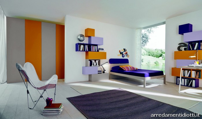 La zona studio  accessoriata con elementi pensili orizzontali, chiusi o a giorno.